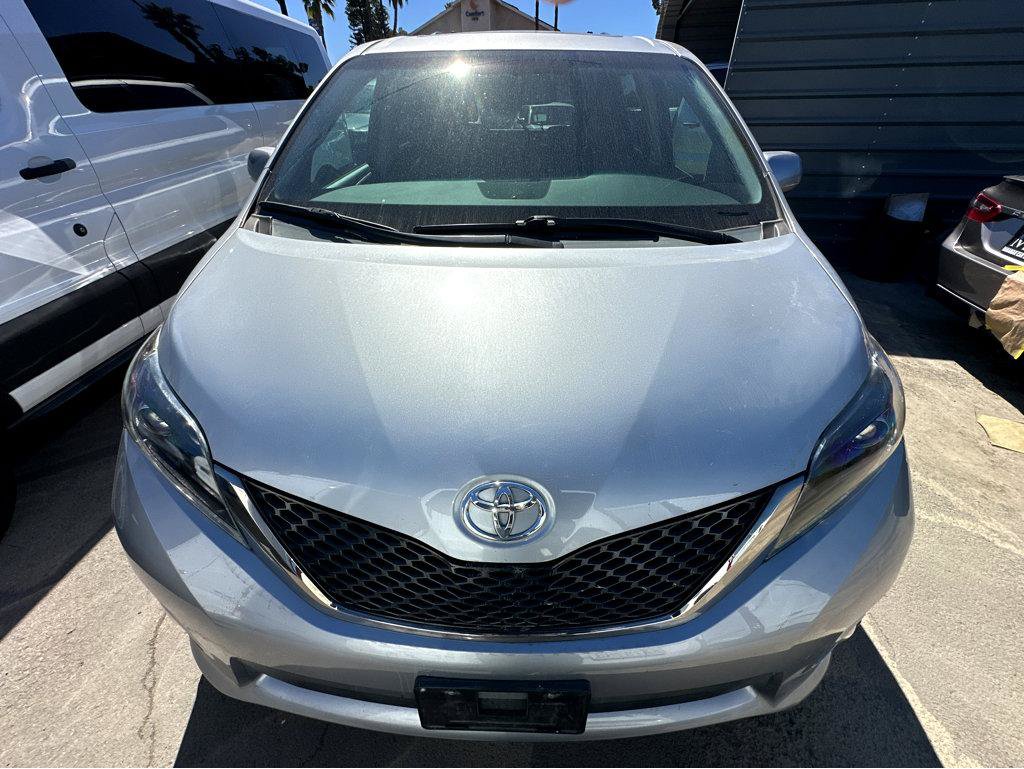 Used 2015 Toyota Sienna SE Premium FWD image 2