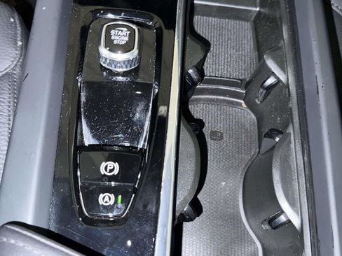 Used 2024 Volvo XC60 B5 Plus image 23