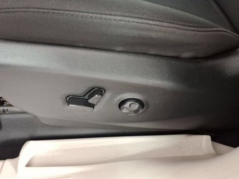 Used 2023 Chrysler Voyager LX FWD image 15