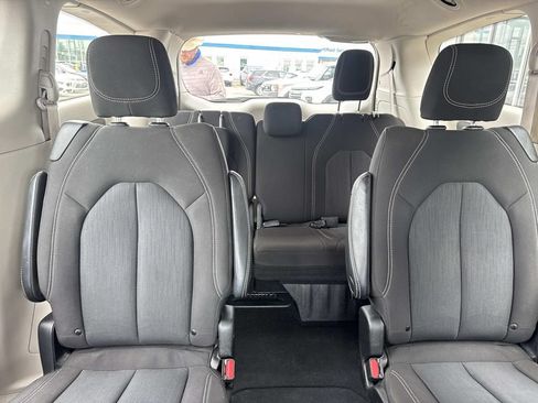 Used 2023 Chrysler Voyager LX FWD image 10