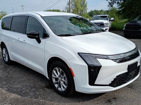 Used 2027 Chrysler Pacifica Select AWD/4WD image 3