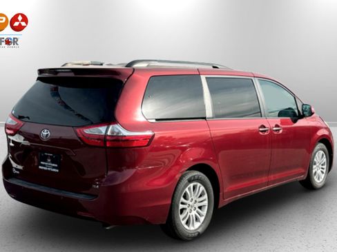 Used 2016 Toyota Sienna XLE image 5