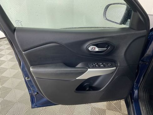Used 2018 Jeep Cherokee Latitude Plus w/ Cold Weather Group AWD/4WD image 16