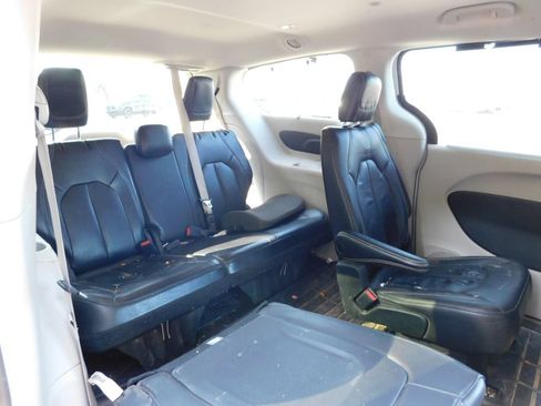 Used 2022 Chrysler Pacifica Touring-L AWD/4WD image 3