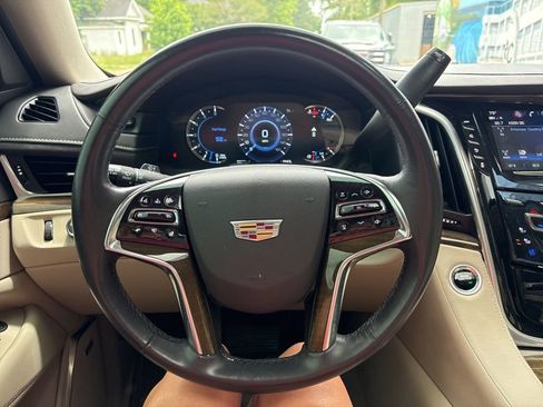 Used 2020 Cadillac Escalade Luxury AWD/4WD image 17