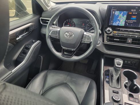 Used 2021 Toyota Highlander Platinum image 17
