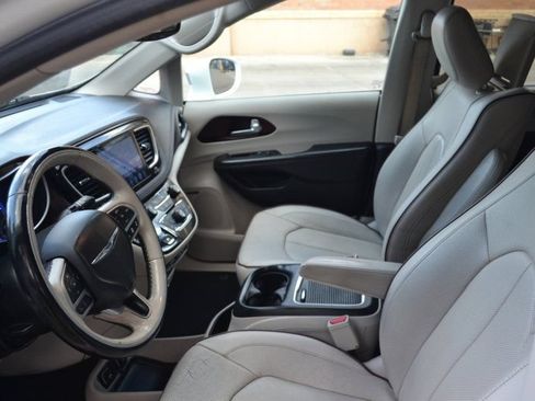 Used 2017 Chrysler Pacifica Limited FWD image 26