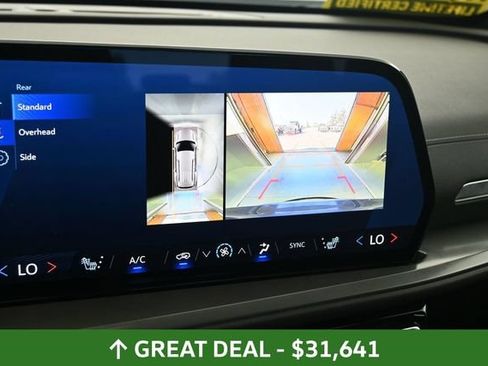 Used 2024 Chevrolet Traverse LT FWD image 32