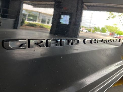 Used 2023 Jeep Grand Cherokee Limited w/ Black Appearance Package AWD/4WD image 14