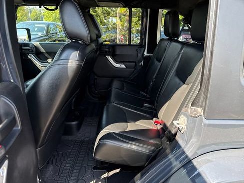 Used 2016 Jeep Wrangler Unlimited Sahara w/ Connectivity Group AWD/4WD image 14