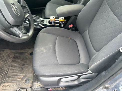 Used 2021 Toyota Corolla LE FWD image 2