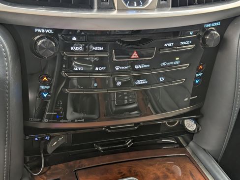 Used 2020 Lexus LX 570 4WD w/ Luxury Package image 21