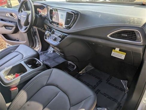 New 2026 Chrysler Pacifica Select image 22