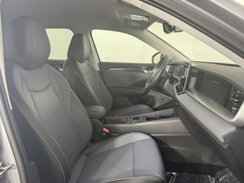 Used 2026 Volkswagen Tiguan SE AWD/4WD image 10
