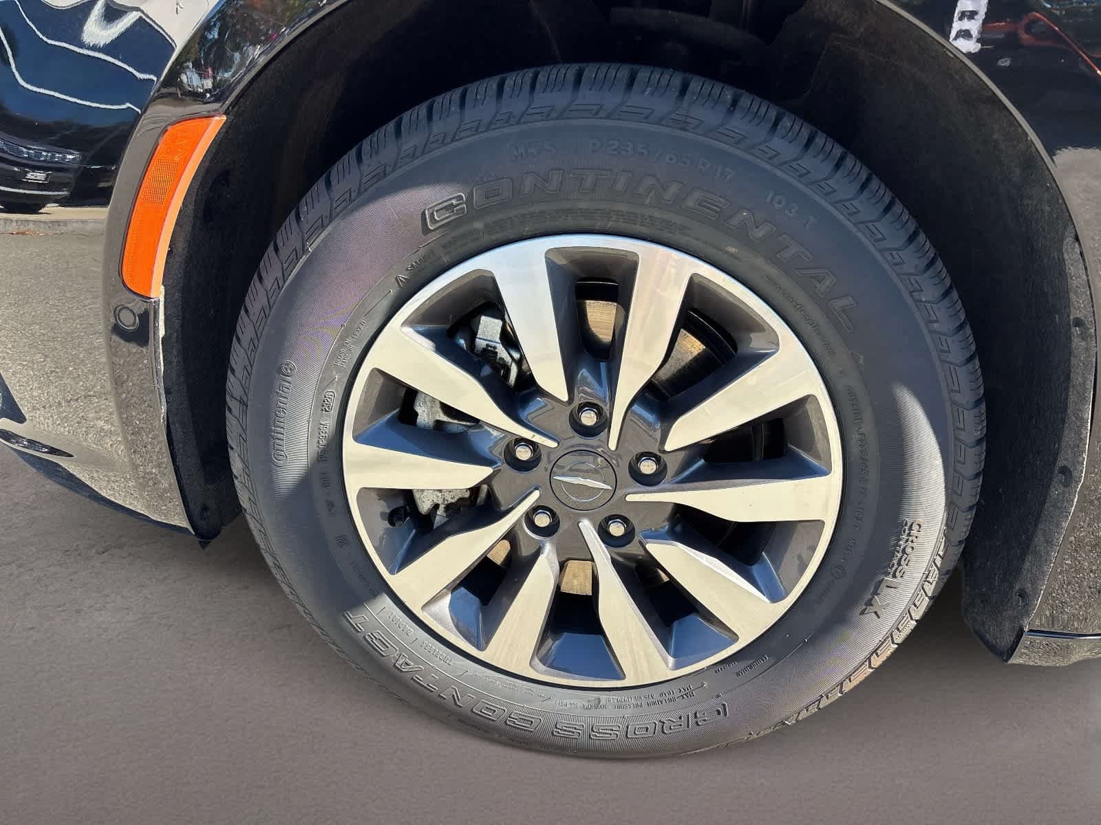 Used 2023 Chrysler Pacifica Limited w/ Uconnect Theater Family Group FWD image 7