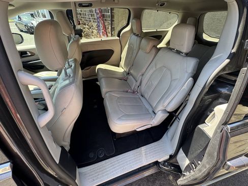 Used 2019 Chrysler Pacifica Touring-L FWD image 15