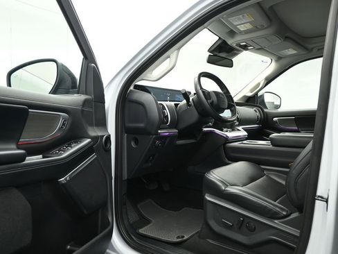 Certified 2025 Ford Expedition Platinum AWD/4WD image 7