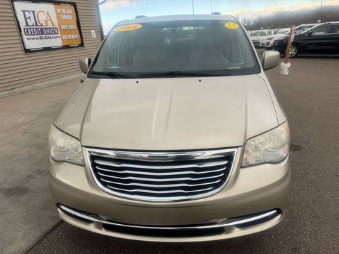 Used 2014 Chrysler Town & Country Touring image 2