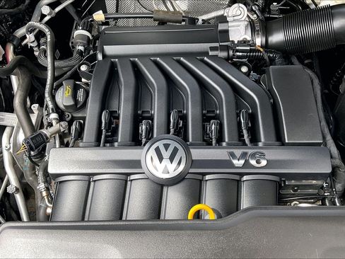 Certified 2022 Volkswagen Atlas Cross Sport SEL R-Line AWD/4WD image 32