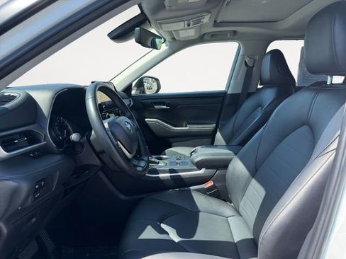 Certified 2025 Toyota Highlander XLE FWD image 9