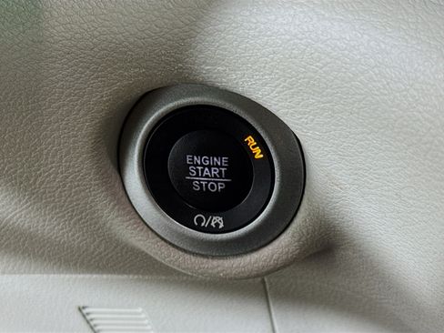 Used 2020 Chrysler Voyager LX FWD image 19