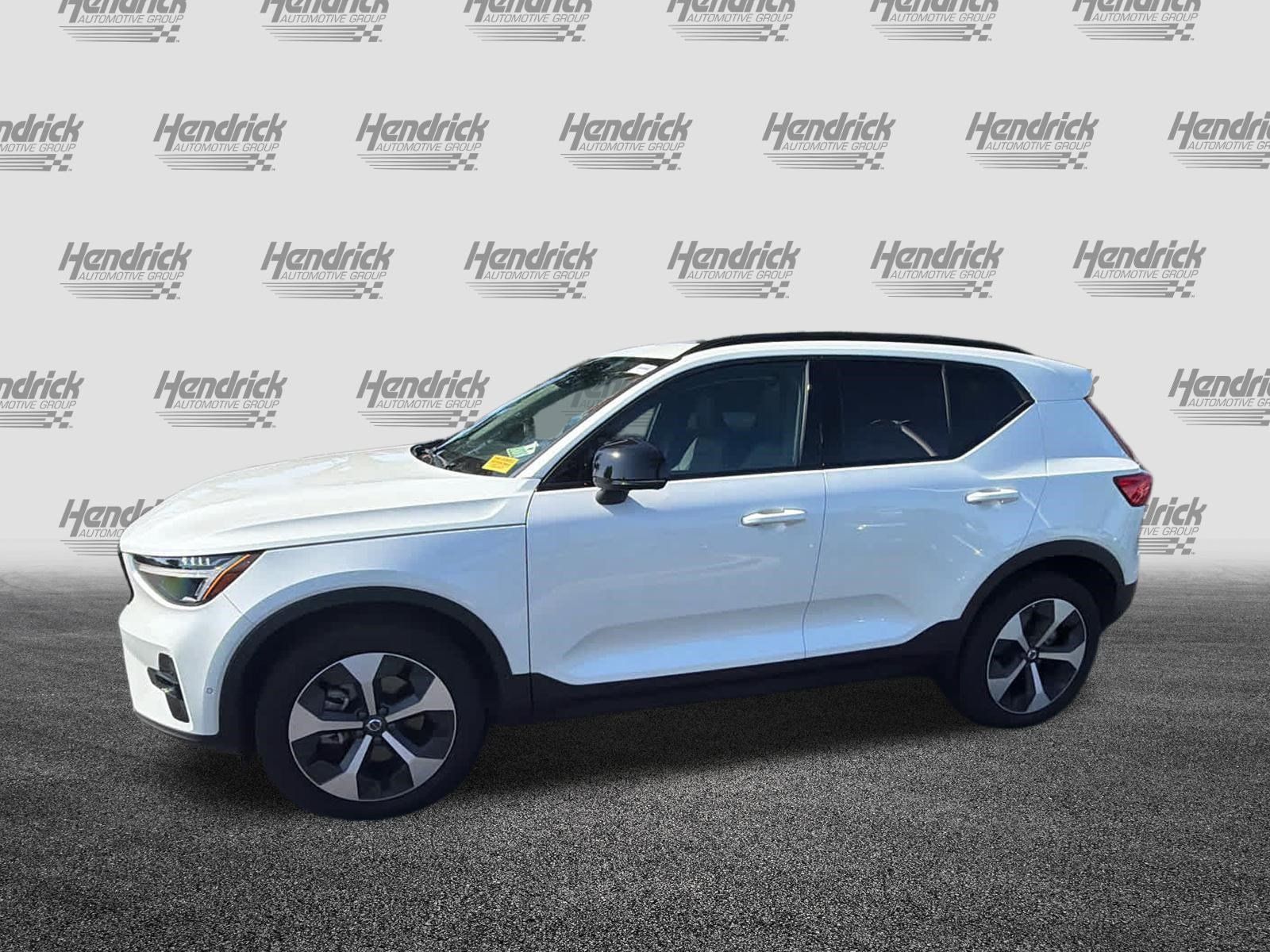 Certified 2025 Volvo XC40 B5 Plus AWD/4WD image 9