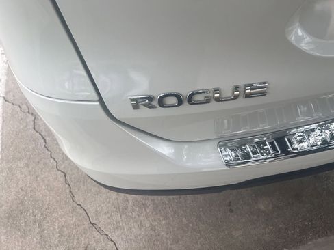 Used 2016 Nissan Rogue SV FWD image 3