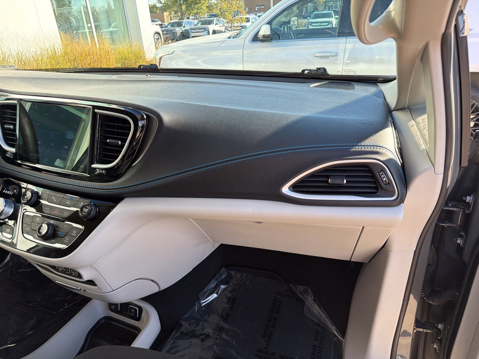 Used 2021 Chrysler Pacifica Touring w/ Cold Weather Group FWD image 54