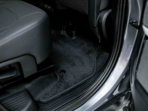 Used 2023 Land Rover Defender 130 SE image 50