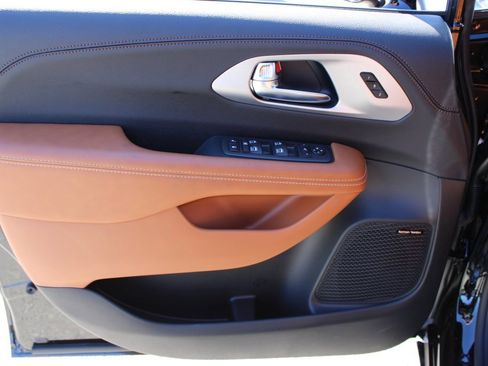 New 2026 Chrysler Pacifica Pinnacle image 9