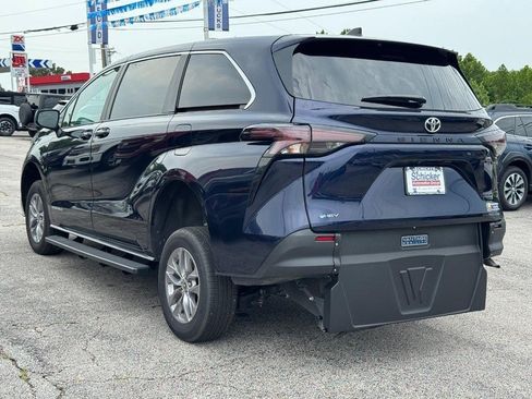 Used 2026 Toyota Sienna LE FWD image 13