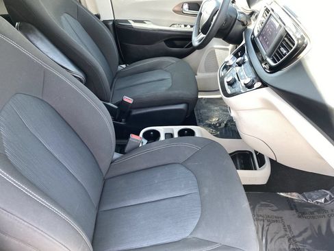 Used 2023 Chrysler Voyager LX FWD image 10
