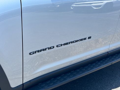 Used 2025 Jeep Grand Cherokee L Limited w/ Luxury Tech Group II AWD/4WD image 14