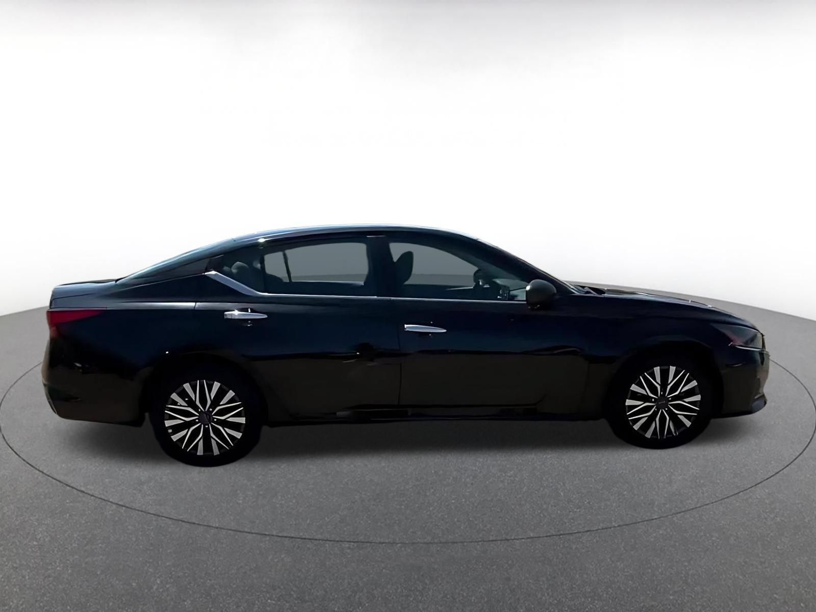 Used 2025 Nissan Altima 2.5 SV FWD image 15