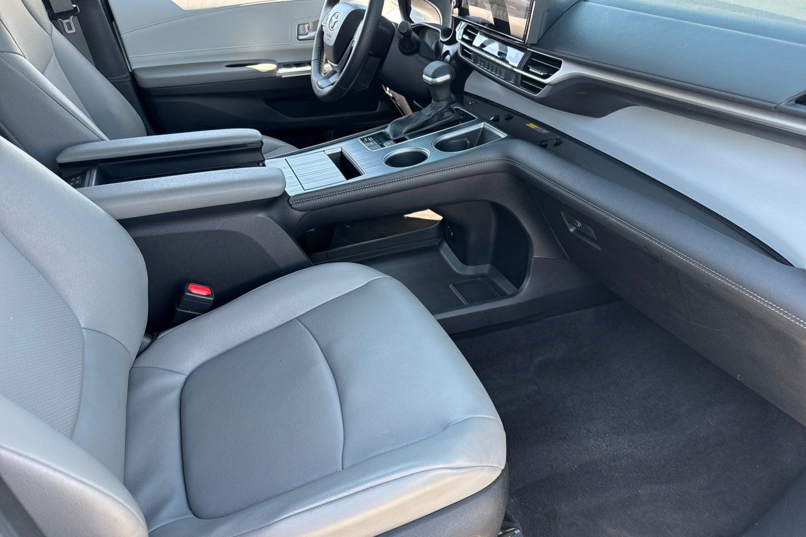 Used 2025 Toyota Sienna XLE FWD image 27