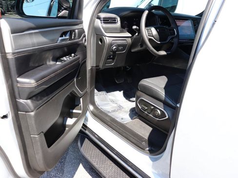 Used 2025 Jeep Wagoneer Series II w/ 8-Passenger Seating Package AWD/4WD image 10