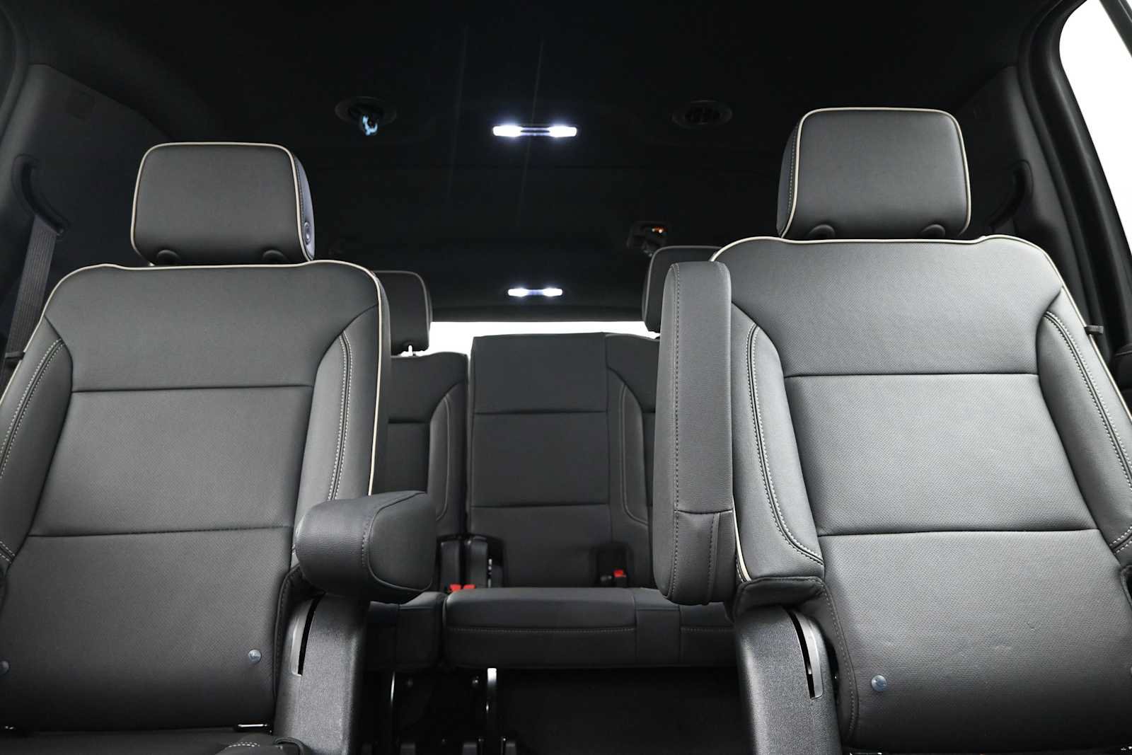 Used 2024 GMC Yukon XL SLT w/ SLT Luxury Package AWD/4WD image 18