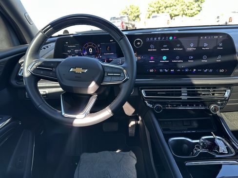 Used 2026 Chevrolet Traverse High Country FWD image 2