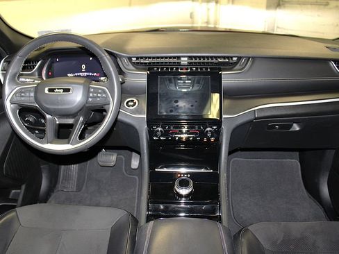 Certified 2023 Jeep Grand Cherokee Altitude AWD/4WD image 9