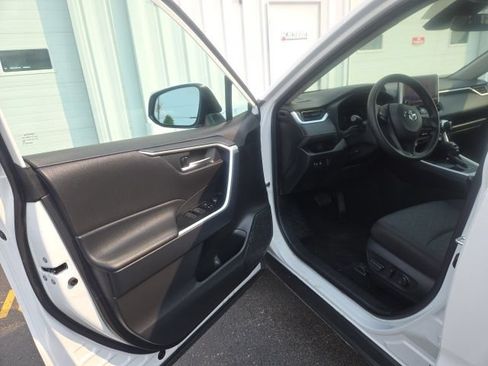 Used 2025 Toyota RAV4 XLE AWD/4WD image 18