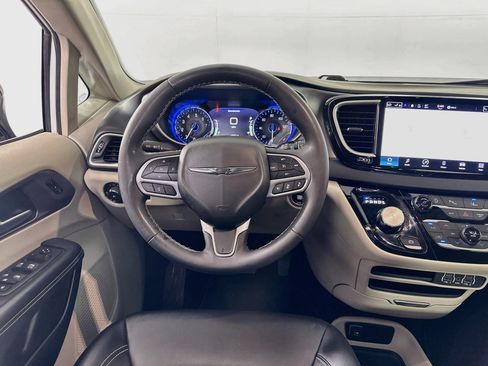 Used 2024 Chrysler Pacifica Touring-L FWD image 17