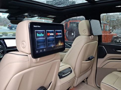 Used 2024 Cadillac Escalade Premium Luxury w/ Performance Package image 15