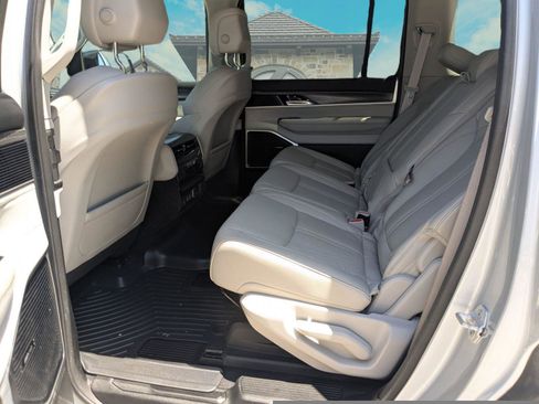 Used 2023 Jeep Wagoneer Series II w/ Convenience Group I AWD/4WD image 16