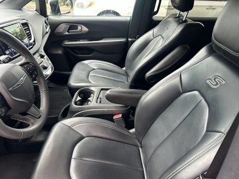 Used 2023 Chrysler Pacifica Touring-L w/ Uconnect Theater Family Group FWD image 9