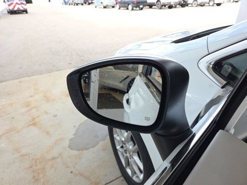 Used 2023 Chrysler Pacifica Touring-L FWD image 37