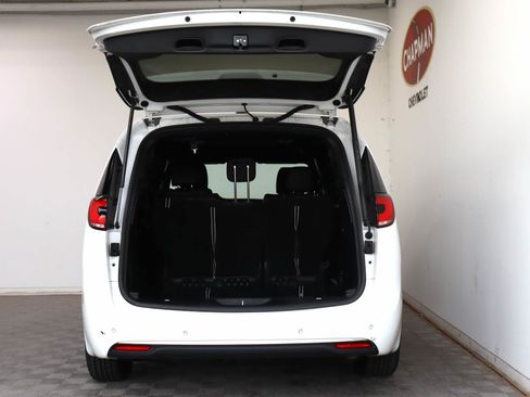 Used 2025 Chrysler Pacifica Select FWD image 5
