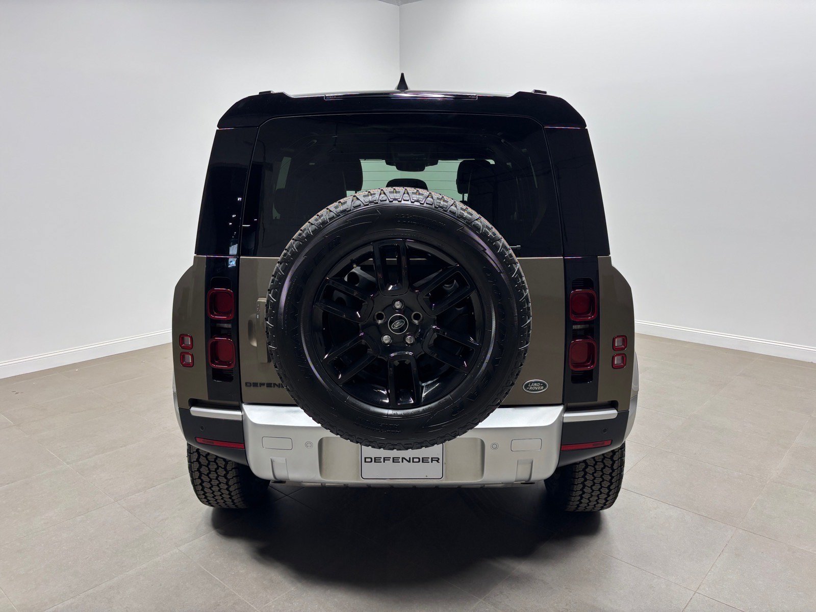 Used 2023 Land Rover Defender 110 S AWD/4WD image 8