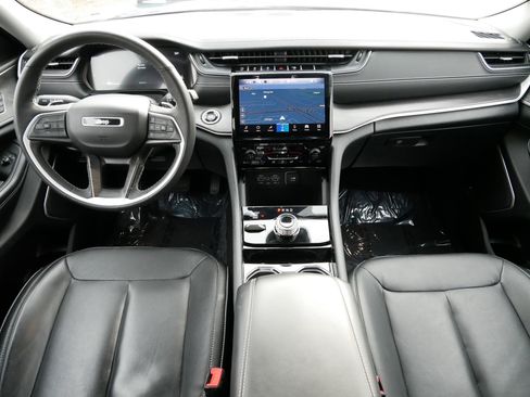 Used 2023 Jeep Grand Cherokee L Limited w/ Black Appearance Package image 10