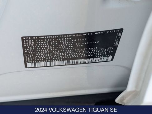 Used 2024 Volkswagen Tiguan SE AWD/4WD image 33