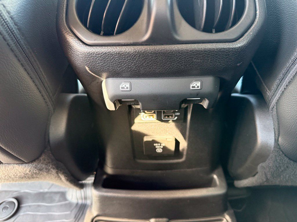Used 2019 Jeep Wrangler Unlimited Sahara AWD/4WD image 15